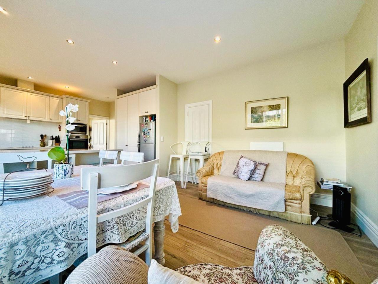 Papanui Paris Inspired Apartment Christchurch Bagian luar foto