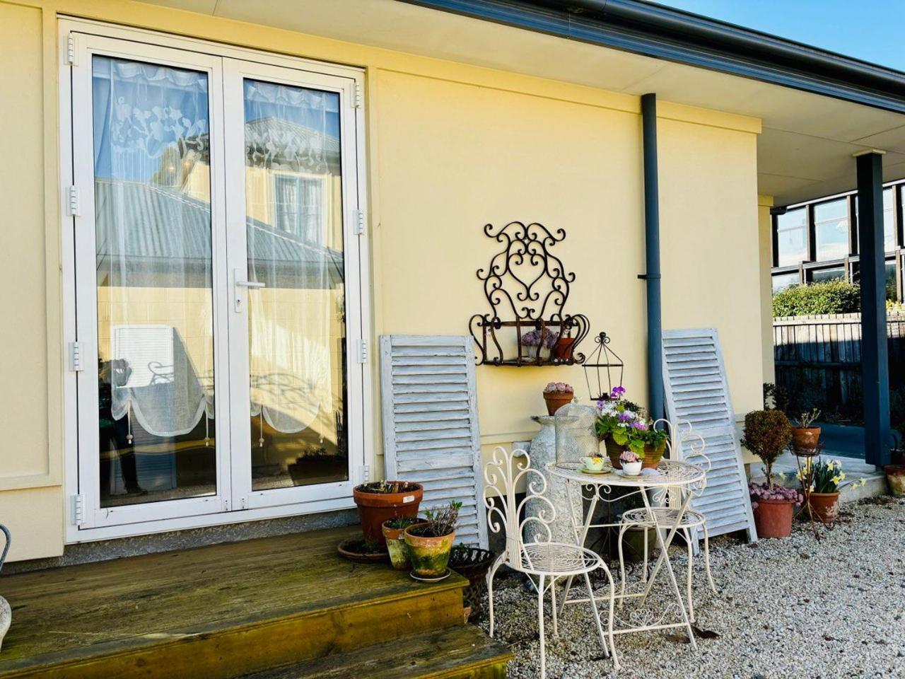 Papanui Paris Inspired Apartment Christchurch Bagian luar foto
