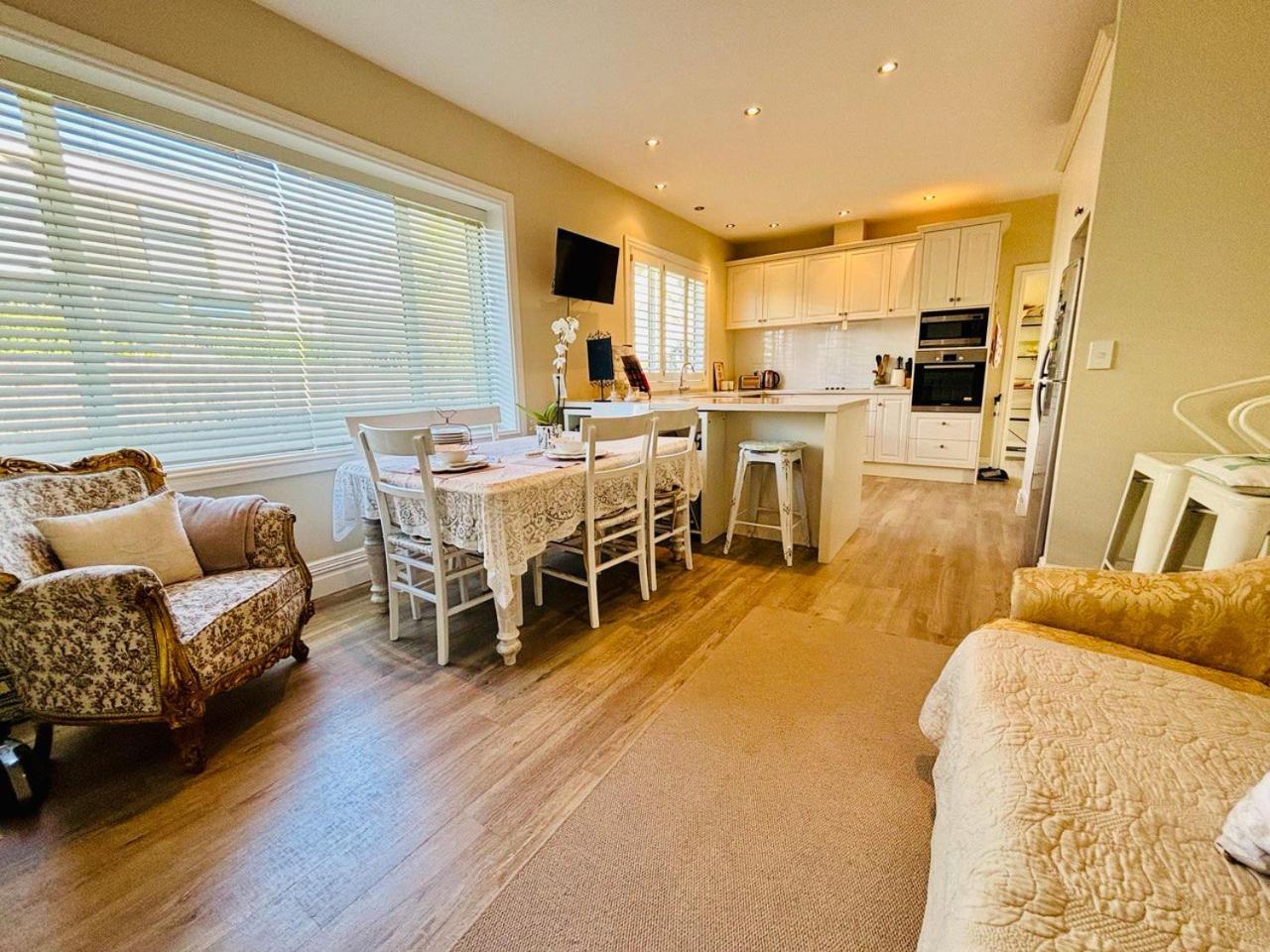 Papanui Paris Inspired Apartment Christchurch Bagian luar foto