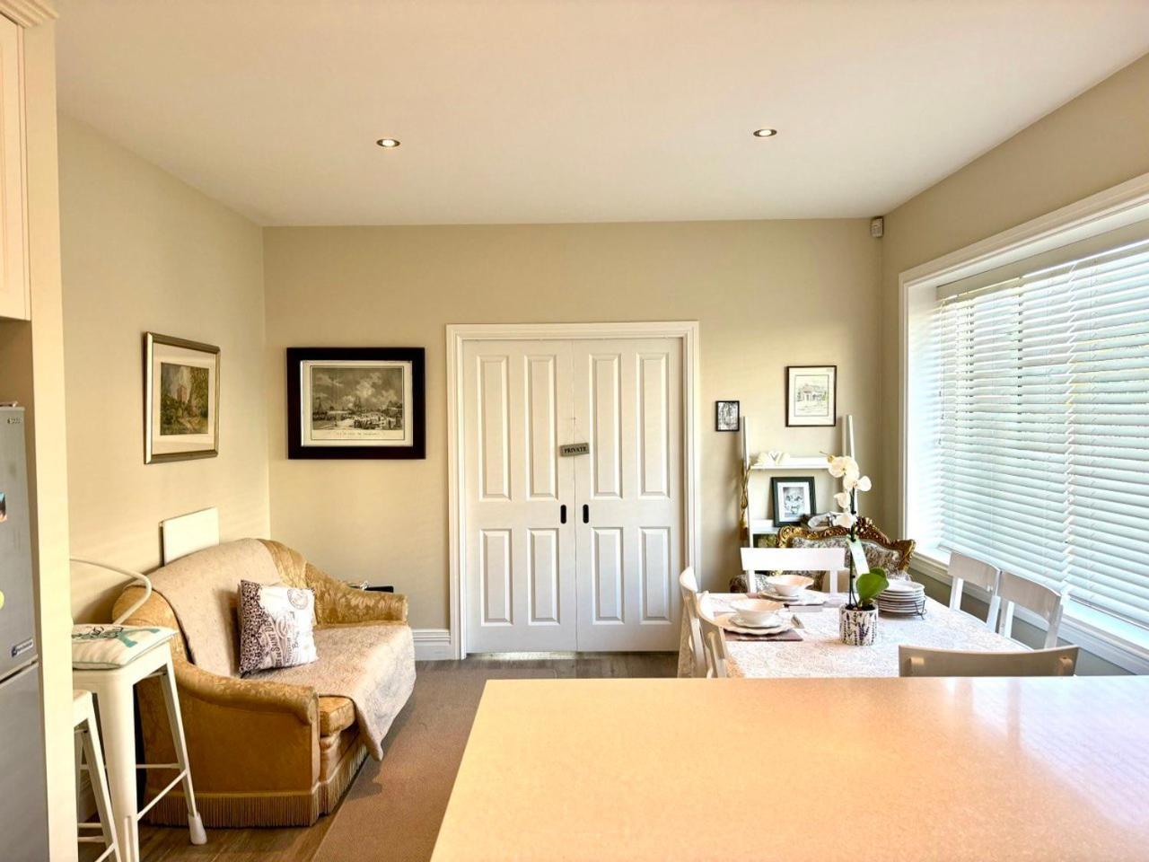 Papanui Paris Inspired Apartment Christchurch Bagian luar foto